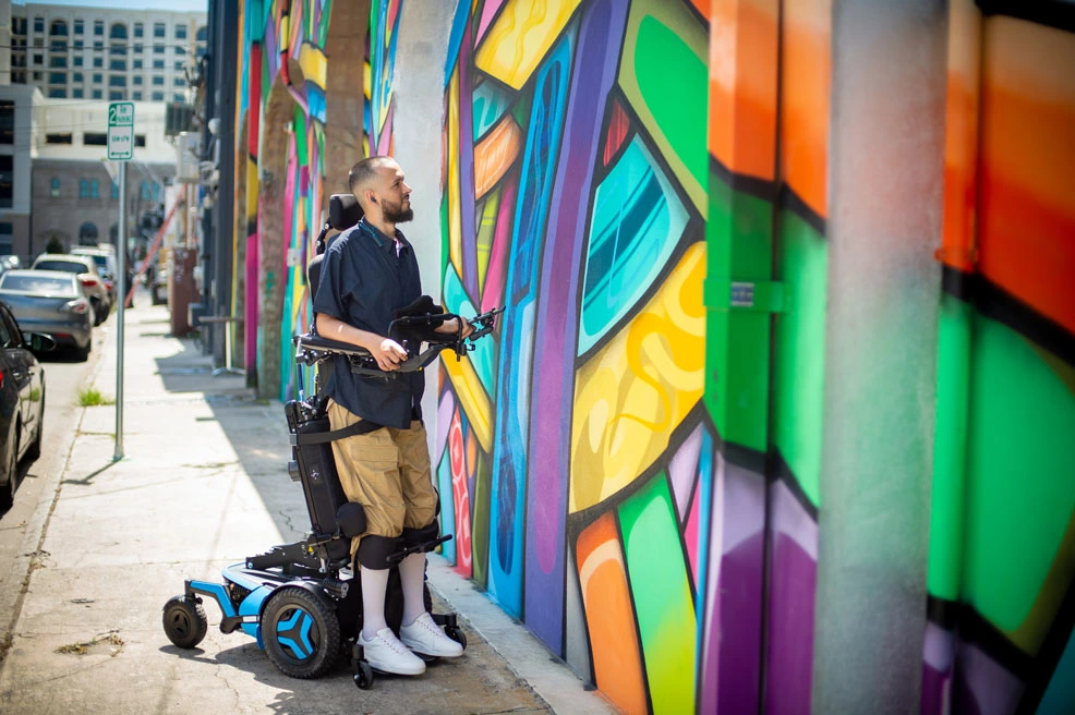 Man in standing position in F5VS looks at a graffiti mural